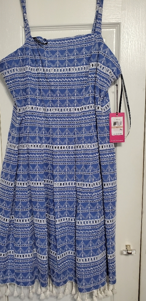 Beautiful Vince Camuto lace size 12 blue and white dress
